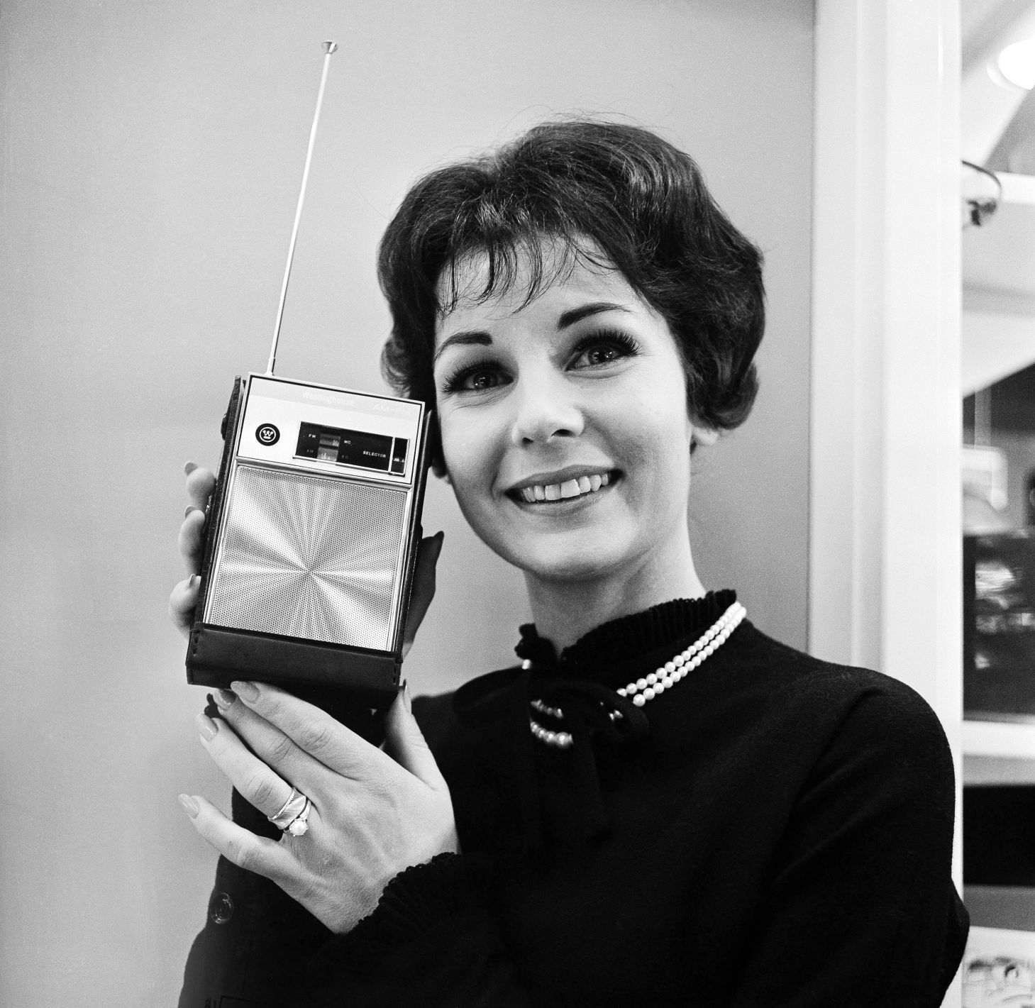 1963: Portable radio
